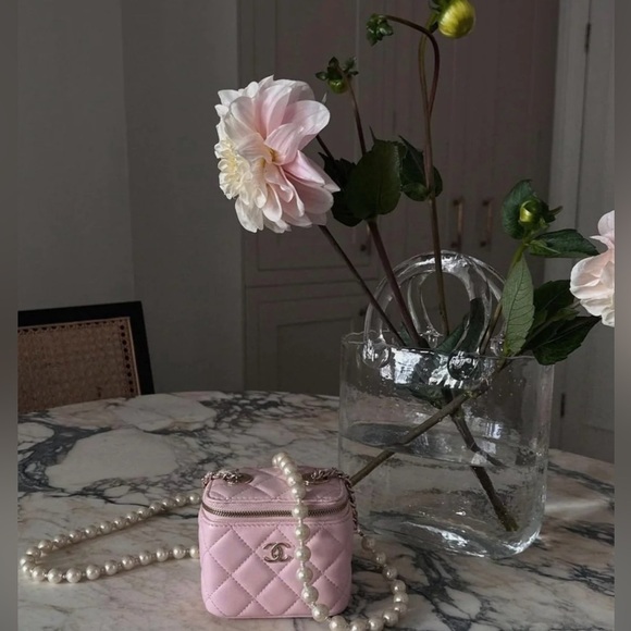 Original Olivia Glass Handbag Vase
Hand-blown Artisan Piece - Picture 6 of 13